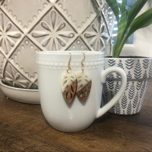 Wood and resin leaf earrings - Picture 2 of 2